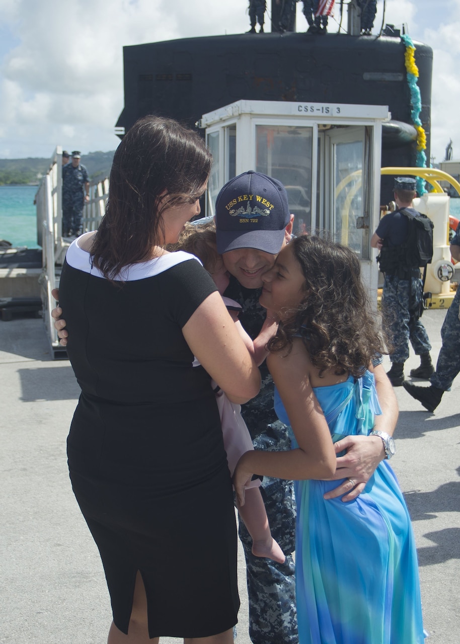 (U.S. Navy photo by Culinary Specialist Submarines Seaman Jonathan Perez/RELEASED)