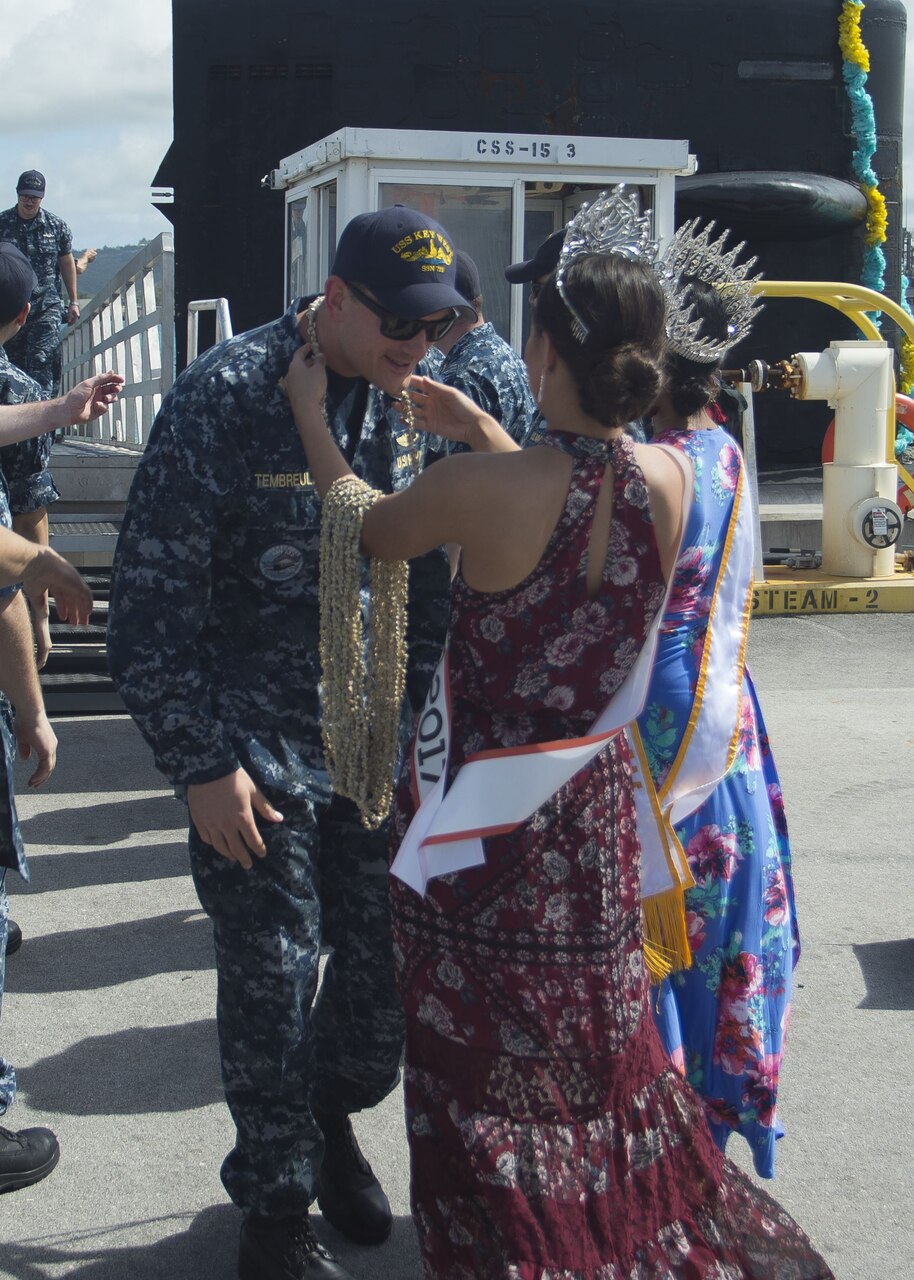 (U.S. Navy photo by Culinary Specialist Submarines Seaman Jonathan Perez/RELEASED)