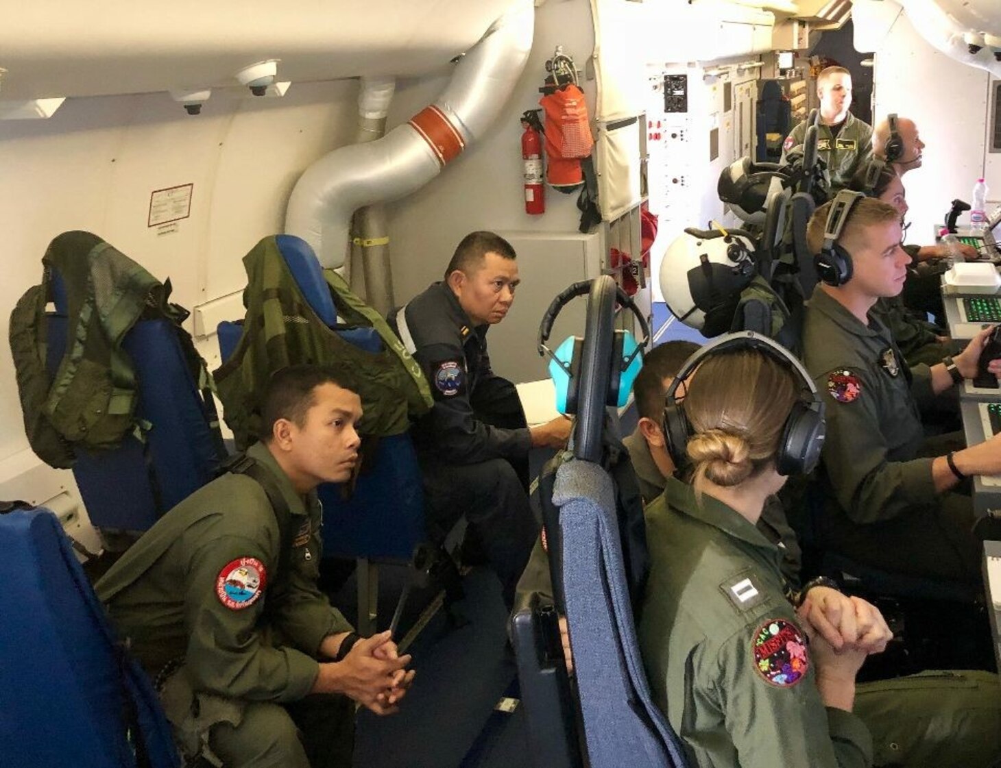 U-TAPAO, Thailand (Dec. 13, 2017) Lt. Kerri Englert demonstrates the tactical capabilities of the P-8A Poseidon to Lt. j.g. Wattanachai Chaochon, PO1 Rapeepong Morsomboon, and CPO1 Putthipong Lekdi of the Royal Thai Navy during SEASURVEX.