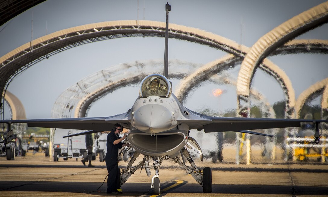 F-16 hot pitting