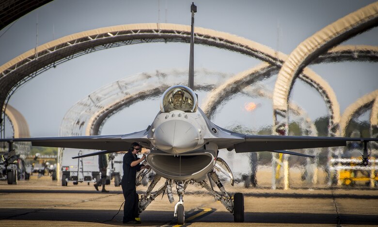 F-16 hot pitting
