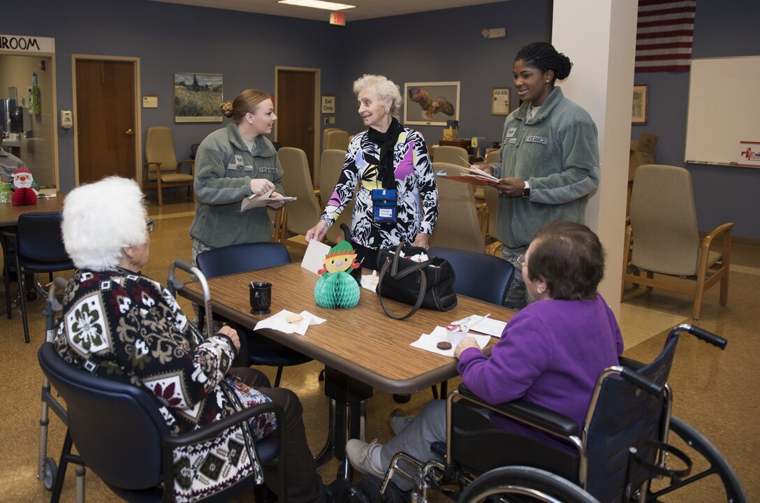 914th Reserve Citizen Airmen bring holiday cards to WNY veterans