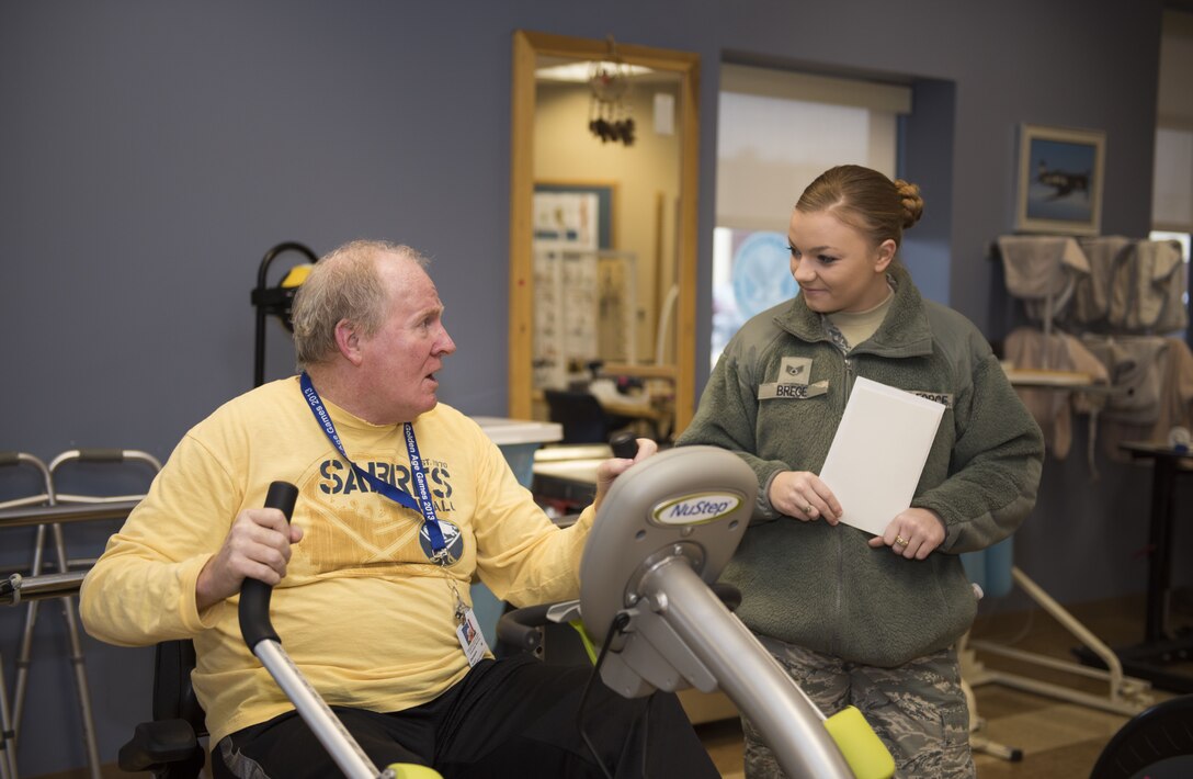 914th Reserve Citizen Airmen bring holiday cards to WNY veterans