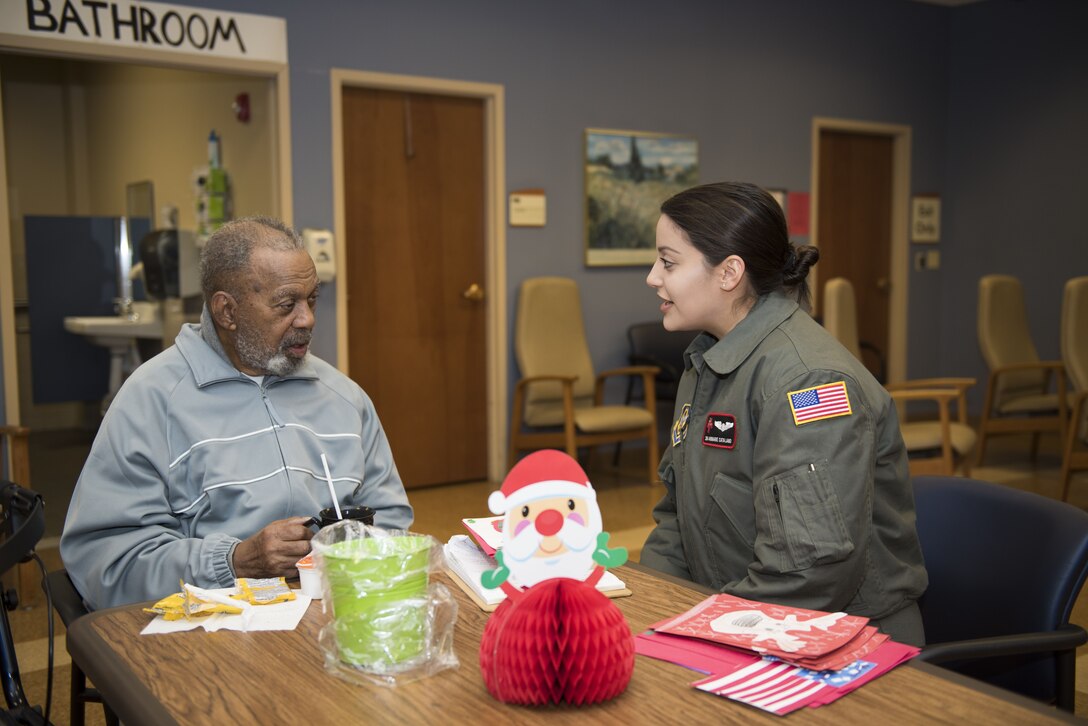 914th Reserve Citizen Airmen bring holiday cards to WNY veterans