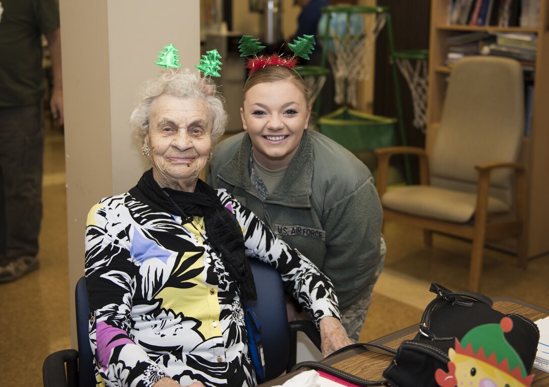 914th Reserve Citizen Airmen bring holiday cards to WNY veterans