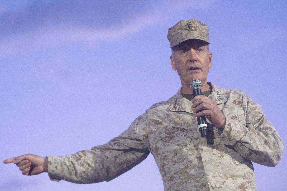 The chairman of the Joint Chiefs of Staff speaks on stage.