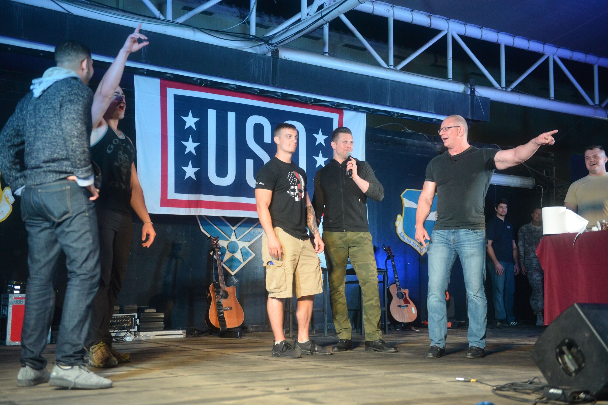 Celebrity Chief Robert Irvine, holds a friendly competition between service members during the 2017 Chairman's USO Holiday Tour, 380th Air Expeditionary Wing, Al Dhafra Air Base, United Arab Emirates Dec. 22, 2017.
 " I will prepare a meal before you complete 100 push-ups," said Irvine. 

 (U.S. Air Force photo by Tech. Sgt. Anthony Nelson Jr.)