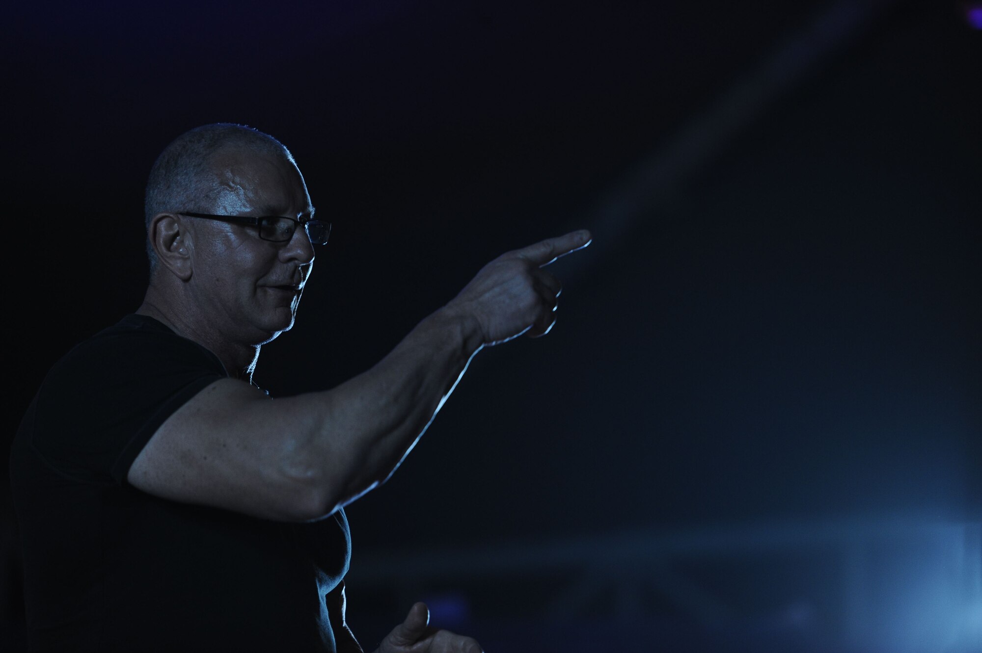 Celebrity Chief Robert Irvine, challenges a service member in the crowd to a friendly competition during the 2017 Chairman's USO Holiday Tour, 380th Air Expeditionary Wing, Al Dhafra Air Base, United Arab Emirates Dec. 22, 2017.
 " I will prepare a meal before you complete 100 push-ups," said Irvine. 

 (U.S. Air Force photo by Tech. Sgt. Anthony Nelson Jr.)