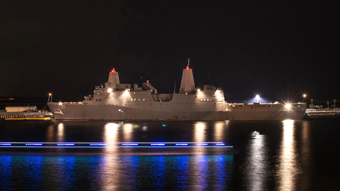 A ship floats on the water with light reflextions