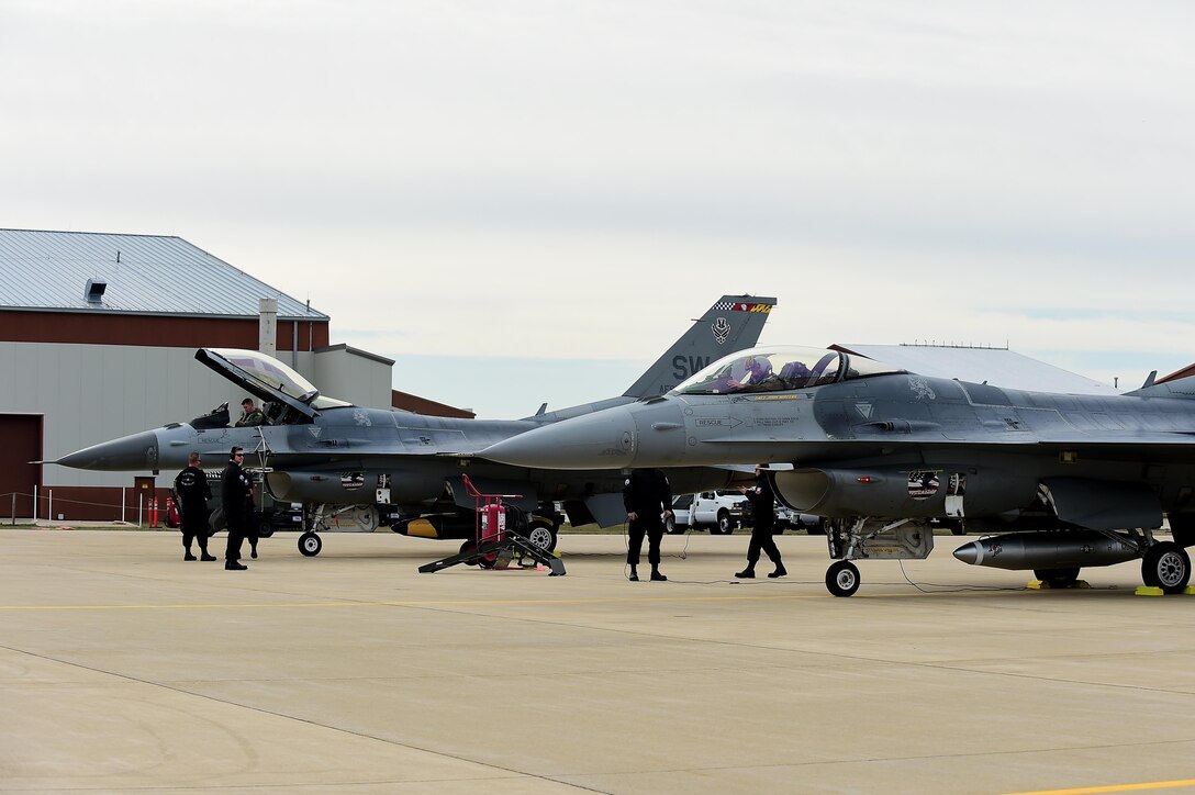 F-16 Vipers from the Demonstration Team out of Shaw Air Force Base, S.C., do after-flight checks at Joint Base Langley-Eustis, Va., Jan. 31, 2017. After landing, the crew met with the commander of the F-22 Raptor Demonstration Team. (U.S. Air Force photo by Senior Airman Kimberly Nagle) 