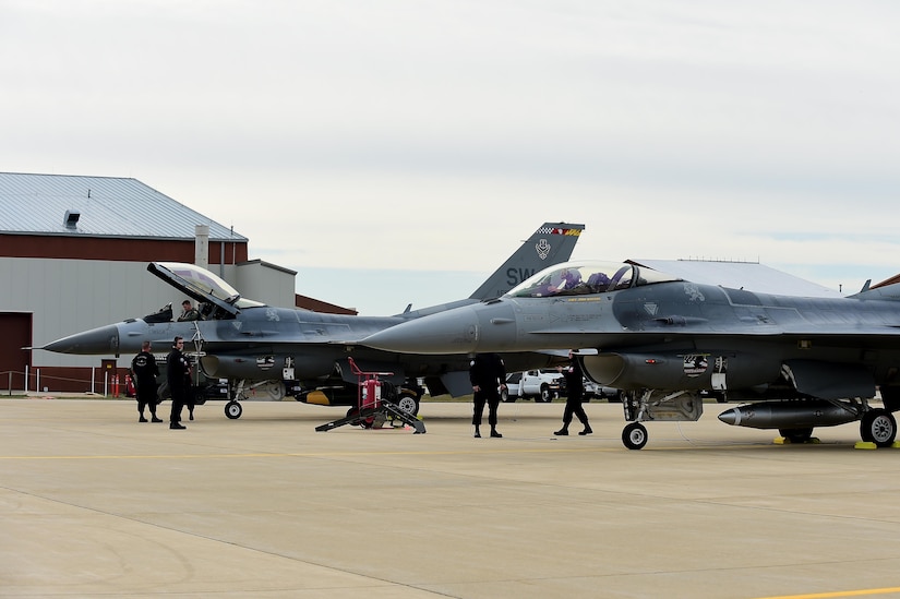 F-16 Viper Demo Team arrive for COMACC qualification > Joint Base ...