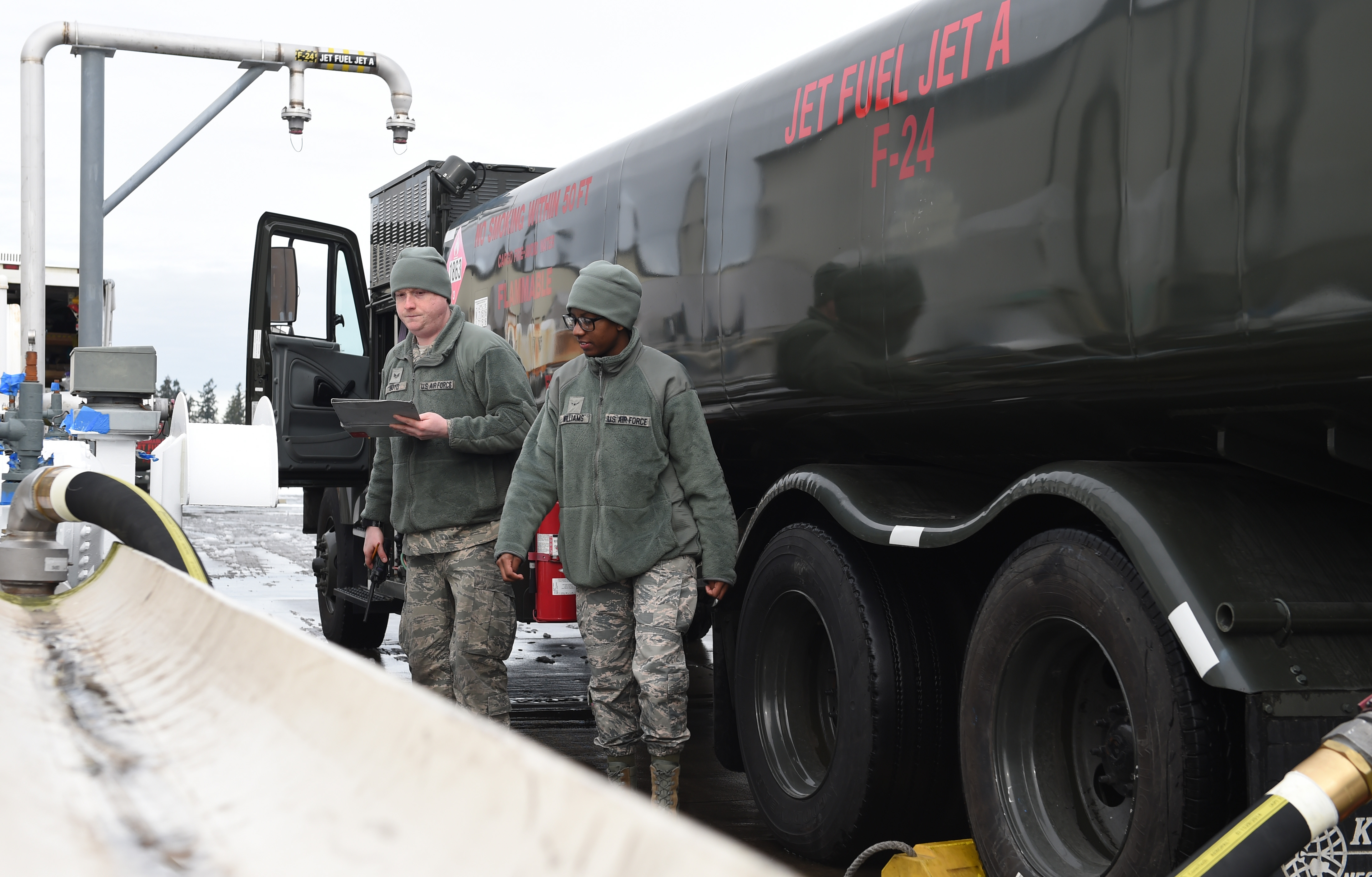 627th LRS keeps wing fueled for flight > Team McChord > Article Display