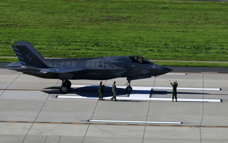 CAMP PENDLETON, Calif. – Marines with Marine Medium Tiltrotor Squadron 164 refuel an F-35B Lighting II at Marine Corps Air Station Camp Pendleton, Jan. 31, 2017.  (Marine Corps Photo by Lance Cpl. Emmanuel Necoechea/Released)