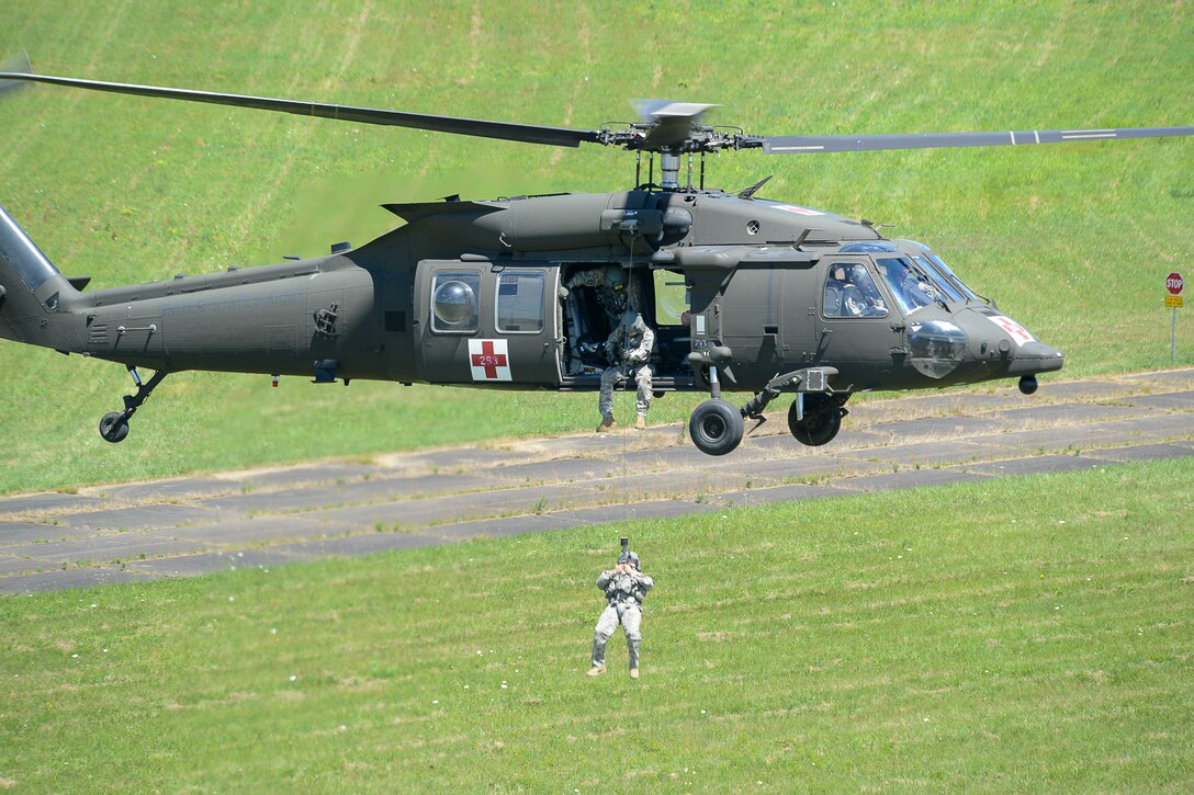 Flight crews from the Army Reserve Aviation Command conducted simulated medical evacuation training with soldiers from the 19th Engineer Battalion on Fort Knox, Ky., from Jun 27-29, 2016. (Photos by Kevin Coates / Fort Knox Visual Information)
