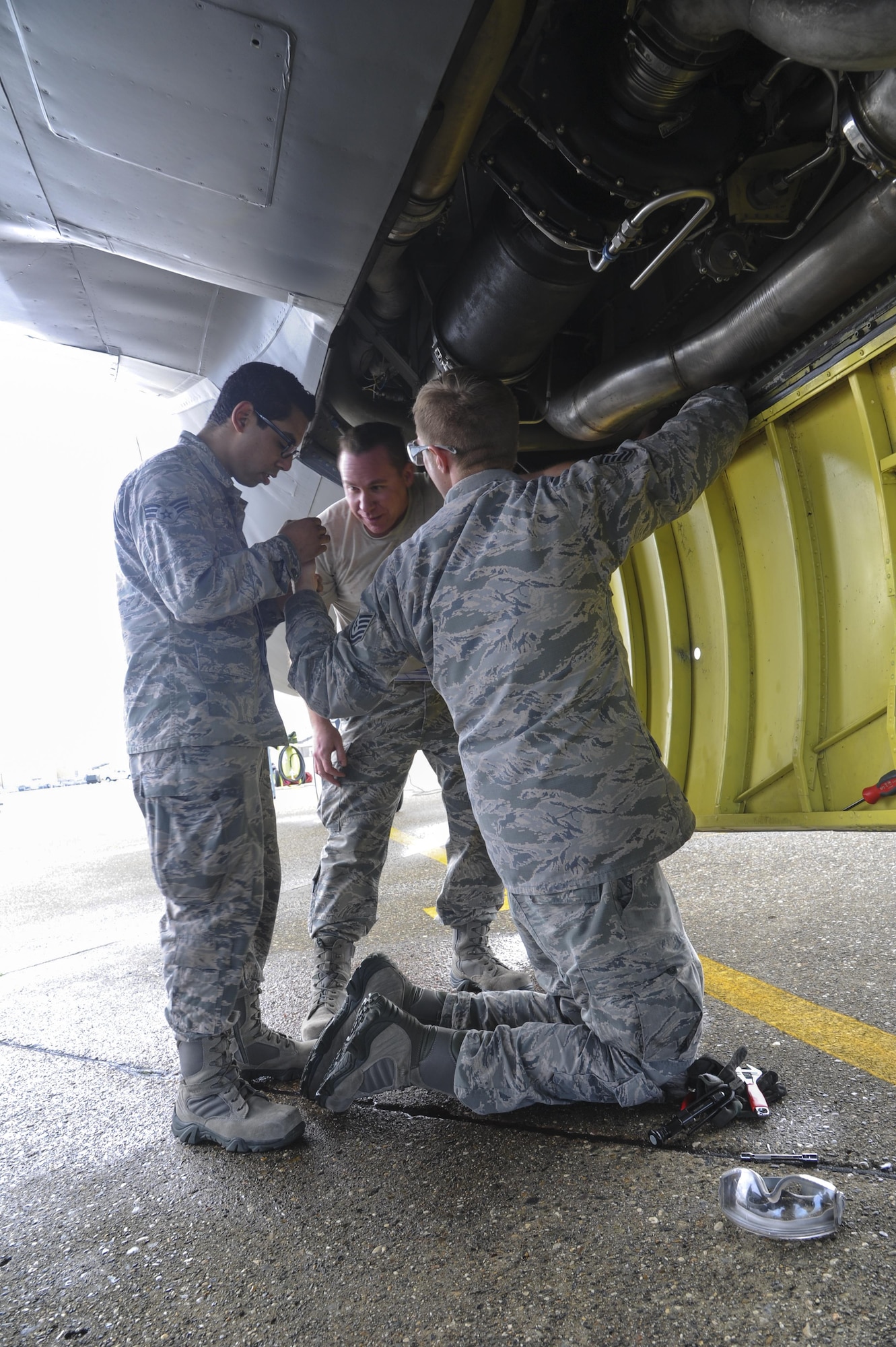 940th Aircraft Maintenance Squadron aircraft hydraulic technicians repair a hydraulic line on the KC-135 Stratotanker Feb. 10, 2017, at Beale Air Force Base, California. The Airmen practiced preparing four KC-135 Stratotankers for expedited takeoff. (U.S. Air Force photo by Senior Airman Tara R. Abrahams)