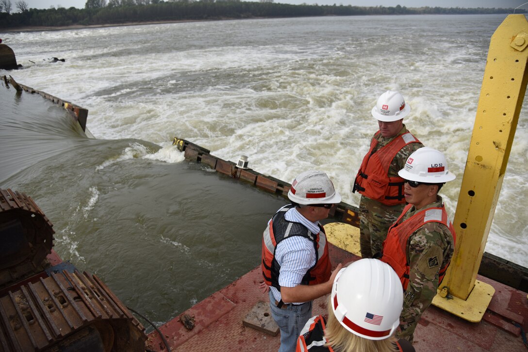 Brig. Gen. Toy receives a briefing on Lock and Dam 52.