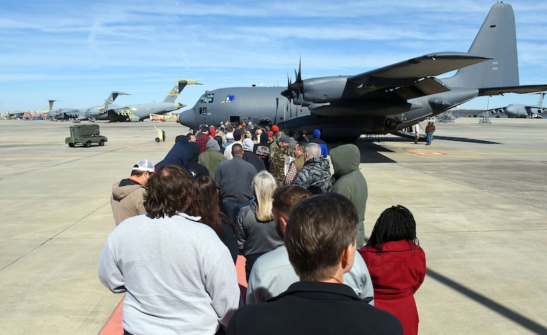 Afsoc General Returns To Thank Robins Maintainers Provides Gunship Tour Air Force Materiel Command Article Display