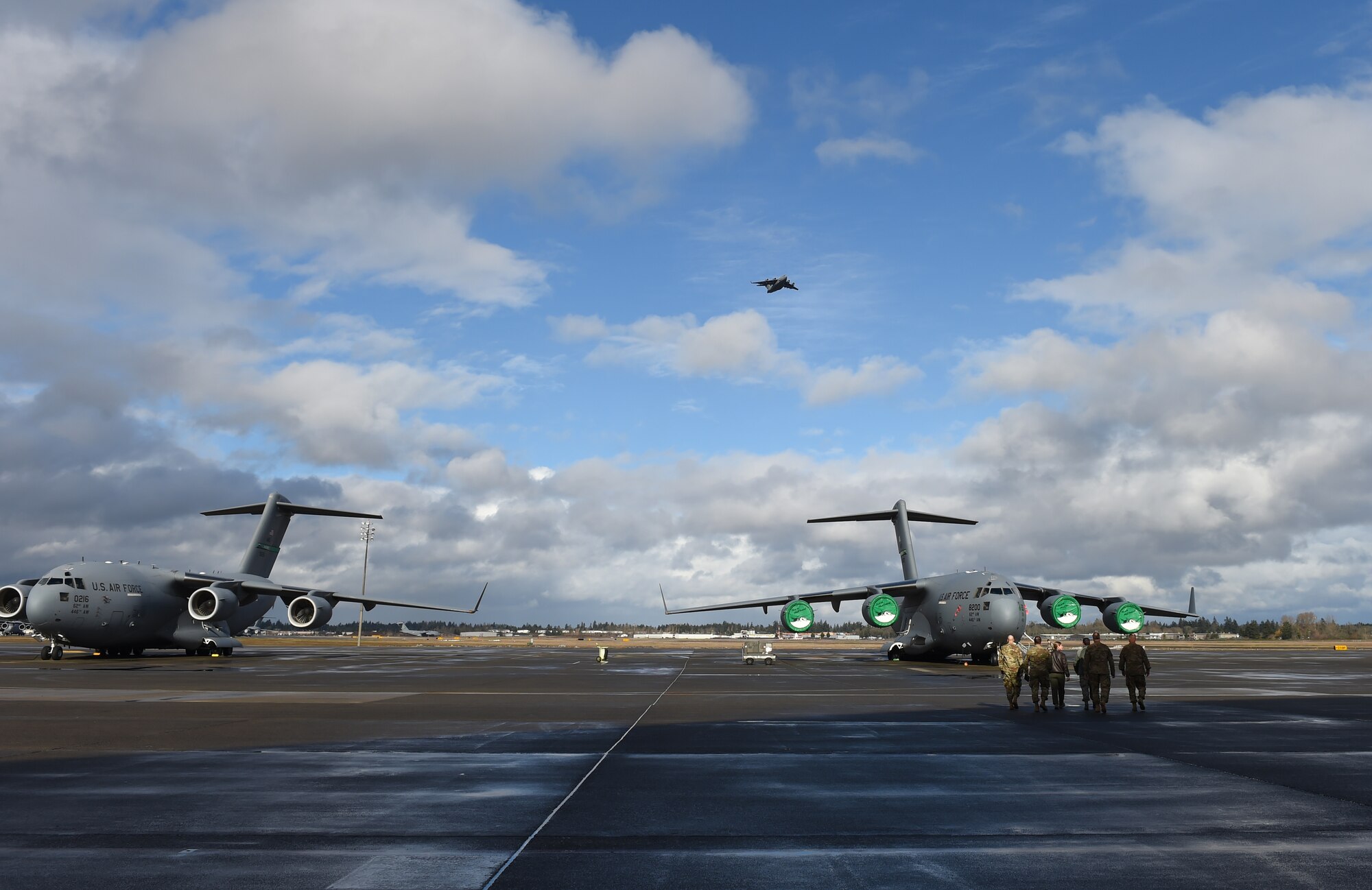 Joint Base Lewis McChord leadership visits a static C-17 Globemaster III on the McChord Field, flightline Feb. 9, 2017, on JBLM, Wash. The group of more than 30 Army officers attended a 62nd Airlift Wing mission presentation briefed by Col. Leonard Kosinski, 62 AW commander. (Air Force photo/ Staff Sgt. Naomi Shipley)