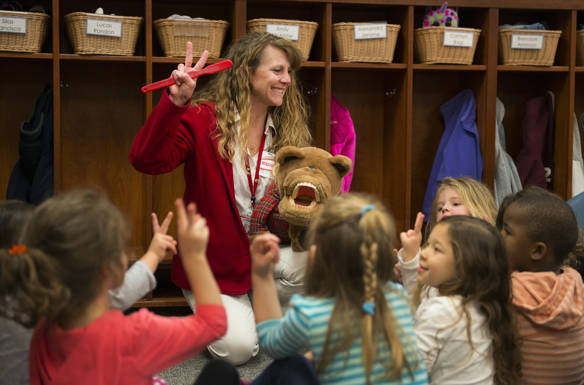 Monica Dunn tells children how long they should brush their teeth to ensure proper cleaning on Feb 10, 2017. (US Air Force Photo/ Sara Francis)