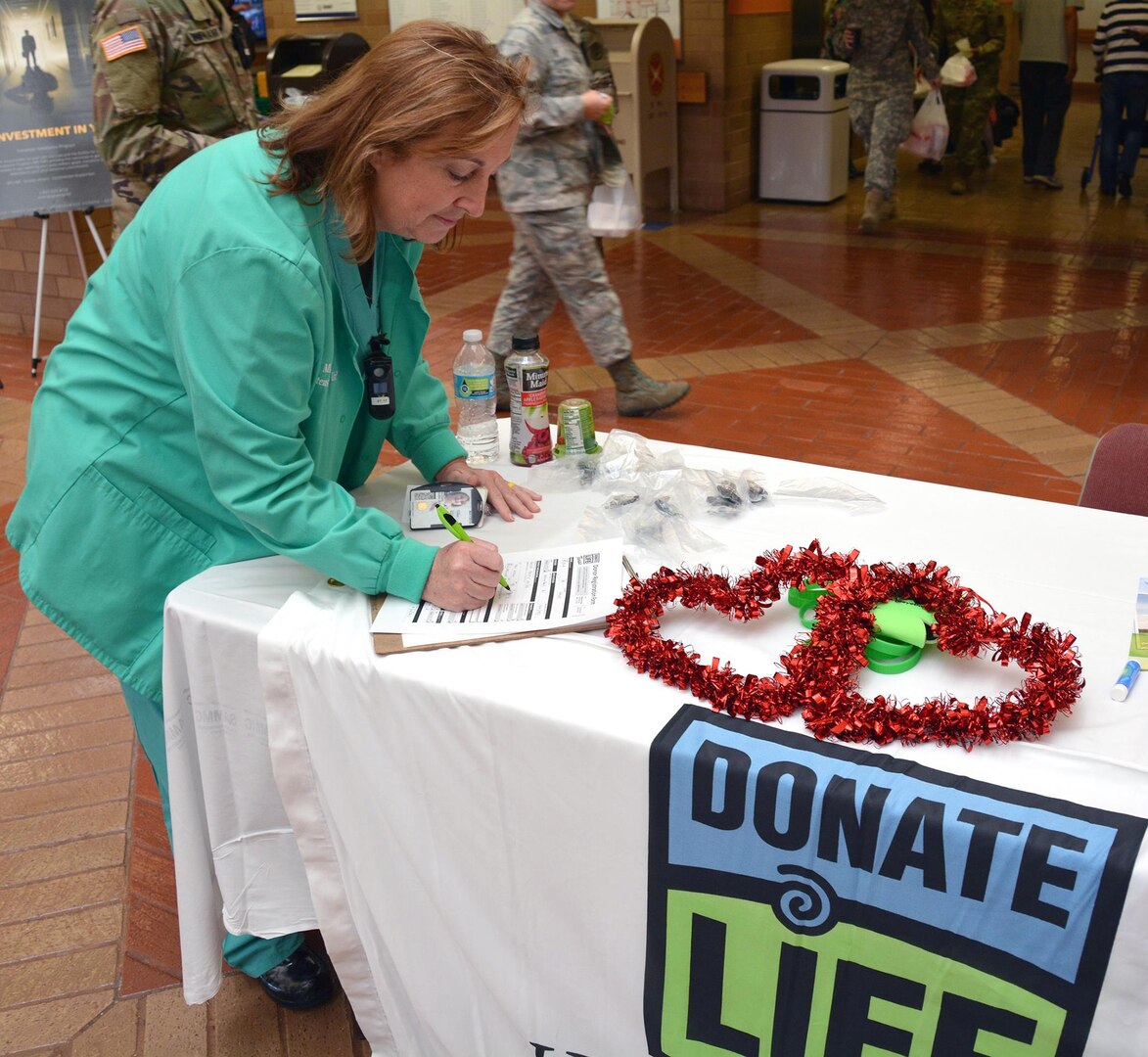 Laura Vaughn, Brooke Army Medical Center nurse, signs up for the donor registry during BAMC’s National Hospital Organ Donation Campaign kickoff at the medical center Feb. 14. In 2016, BAMC had 17 donors, 70 organs transplanted, 30 cornea and 20 tissue donors with 100 percent referral rate and 80 percent conversion rate (converting eligible donors into actual donors).