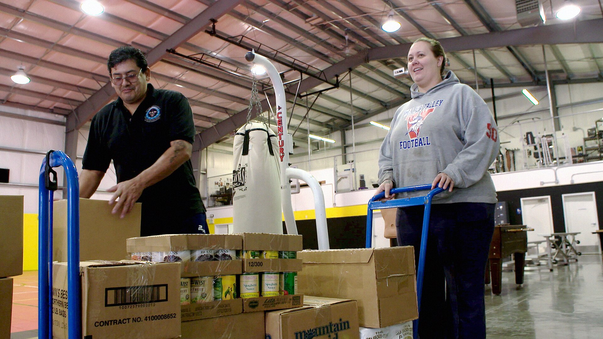 Small Tribes of Western Washington’s David Gibson helps Titiana Burks
collect her food order at the STOWW distribution center in Lakewood.
