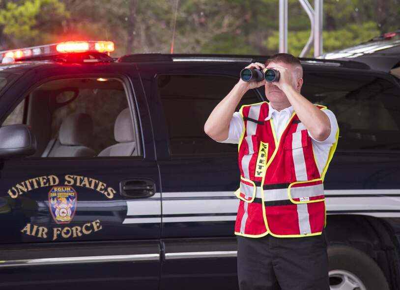 A safety officer looks through binoculars at a suspicious package during an exercise Feb. 22 at Eglin Air Force Base, Fla.  The chemical, biological, nuclear response exercise tested the procedures of emergency response, explosive ordnance disposal, emergency management and bioenvironmental agencies among others.  (U.S. Air Force photo/Samuel King Jr.)