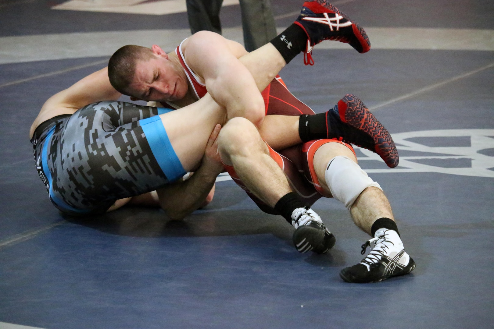 Army 2nd lt. Matthew Brown defeats Marine Sgt. John Stefanowicz in the 74kg weight class of the 2017 Armed Forces Freestyle competition of the Armed Forces Wrestling Championship at Joint Base McGuire-Dix-Lakehurst, New Jersey on 26 February.