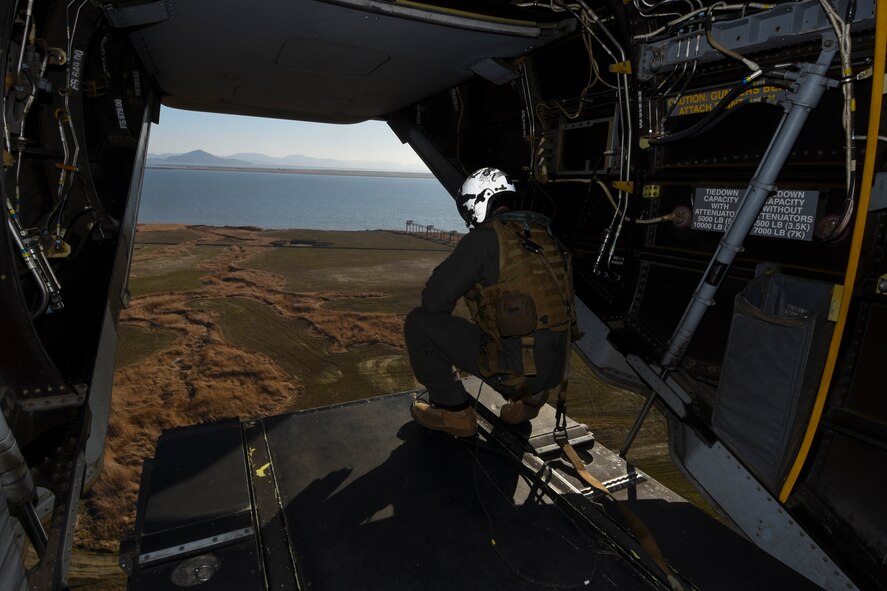 U.S. Marine Corps Cpl. Tyler Gartin, an MV-22 Osprey tiltrotor crew chief assigned to Marine Medium Tiltrotor Squadron (VMM) 265, surveys the area below before it lands at Kunsan Air Base, Republic of Korea, Feb. 2, 2017. Gartin’s responsibilities include assisting the pilot by monitoring the area for debris and other aircraft during landing. (U.S. Air Force photo by Senior Airman Michael Hunsaker)