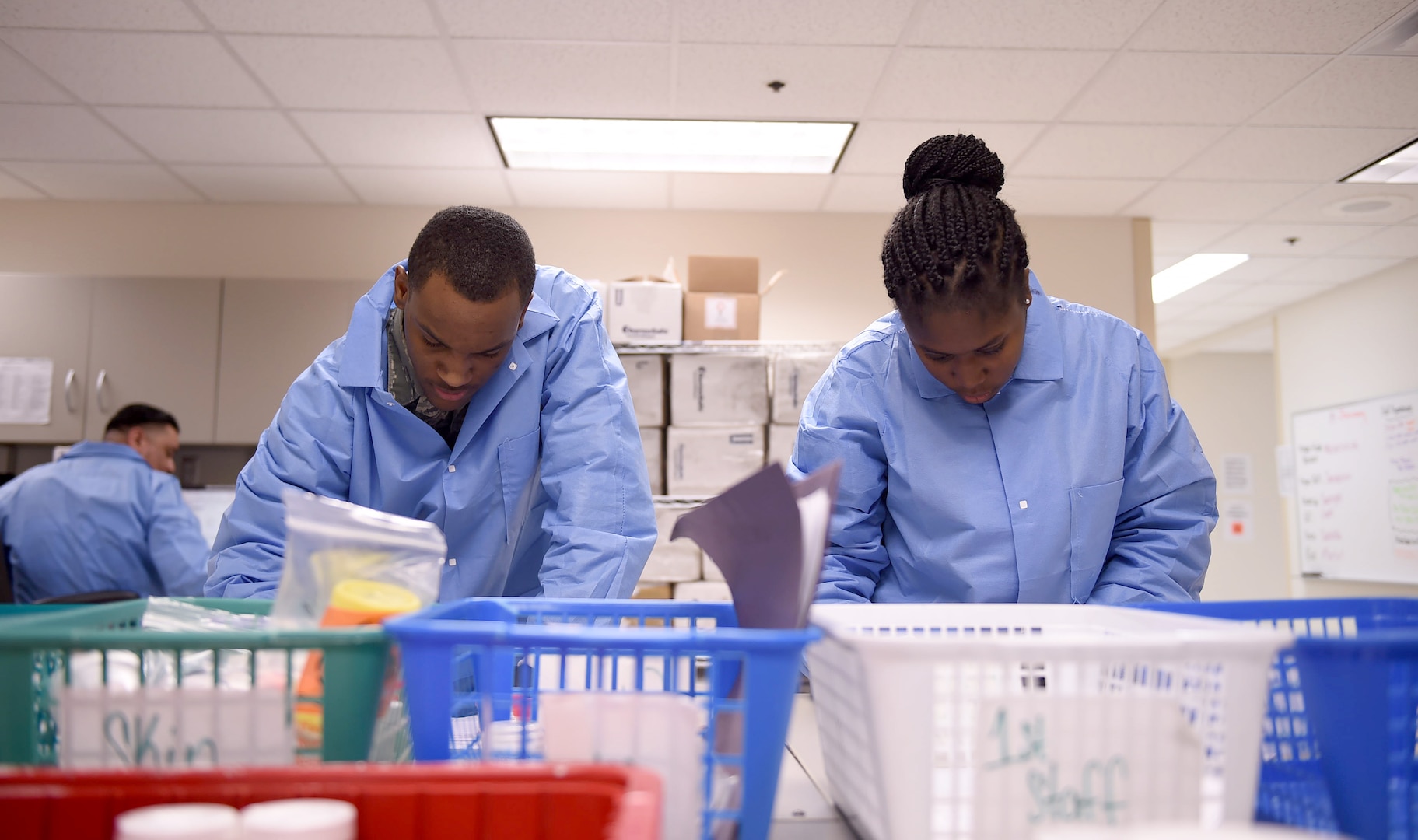 Senior Airman Juron Woods, a 959th Clinical Support Squadron histology technician, and Airman 1st Class Thiouny Samba, a student assigned to the 382nd Training Squadron, sort through patient samples at the San Antonio Military Medical Center, Joint Base San Antonio-Fort Sam Houston, Jan. 13, 2017.  The pathology lab is part of the 959th Medical Group, one of seven groups in the 59th Medical Wing headquartered at Joint Base San Antonio-Lackland, Texas. (U.S. Air Force photo/Staff Sgt. Jerilyn Quintanilla) 
