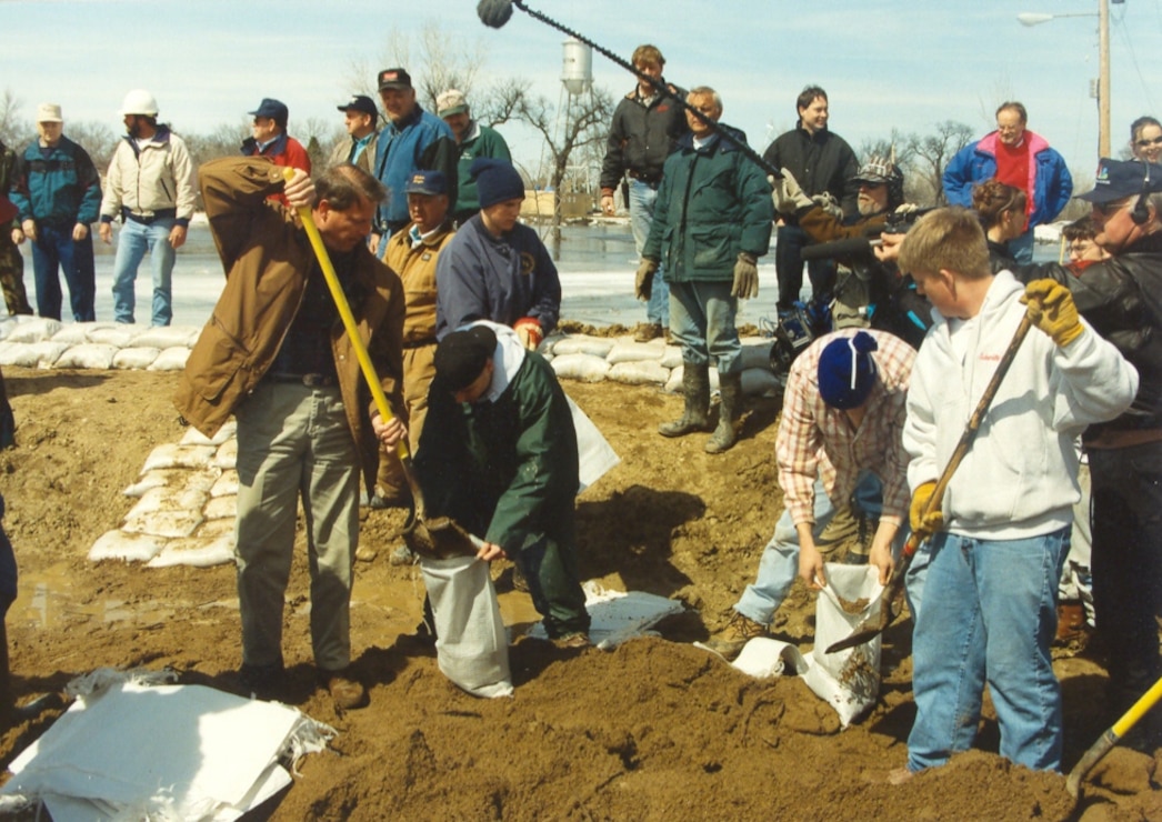 Vice President Al Gore fills a sandbag at Breckenridge, Minn., April 11, 1997. --St. Paul District File Photo