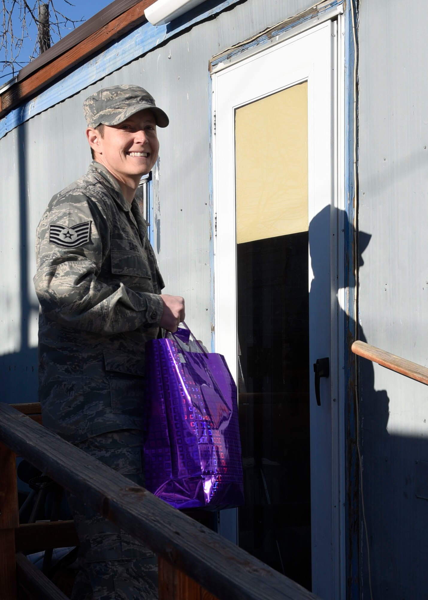 120th Communications Flight member Tech. Sgt. Kenneth Davis volunteered to deliver packages for the Cascade County Meals on Wheels program as a community service project during the holiday season in Great Falls, Mont. Dec. 21, 2016. (U.S. Air National Guard photo by Senior Master Sgt. Eric Peterson/Released)