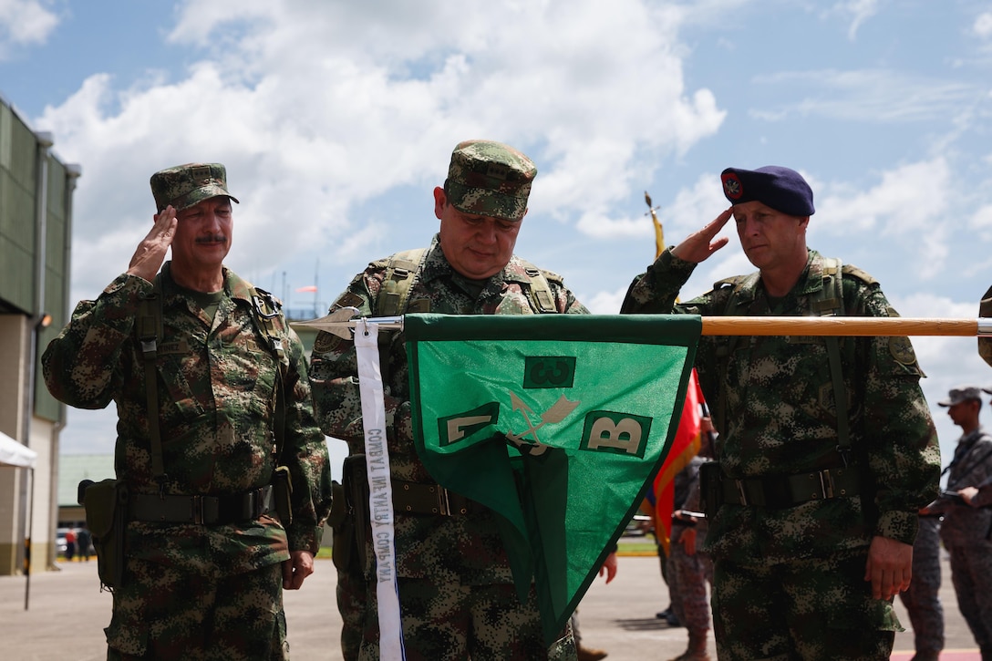 Colombian army Col. Walther G. Jimenez, right, salutes as a Colombian general officer places the “Bandera de Guerra” military medal onto the U.S. Army’s B. Co., 3rd Bn., 7th Special Forces Group’s guidon December 7, 2016 during a ceremony in Florencia, Colombia. Jimenez is Colombia’s National Army Counter-narcotics Brigade commander. (U.S. Army photo by Staff Sgt. Osvaldo Equite) 
