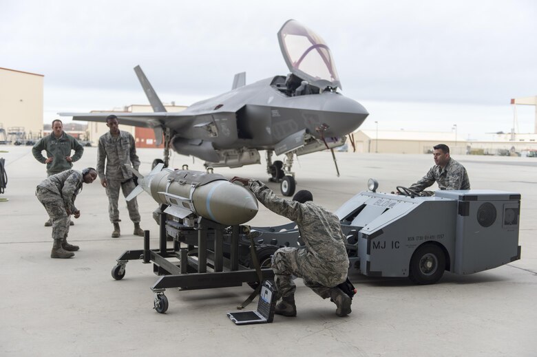 Pirates take title at 4th Quarter Weapons Load Competition ...