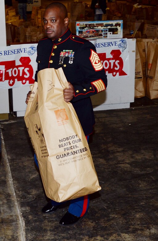 1stSgt. John Horsley, first sergeant, Inspector-Instructor, Detachment 2, Supply Company, Combat Logistics Battalion-453, Combat Logistics Regiment-4, helps distribute toys in Albany, Ga., Dec. 20, 2016.
