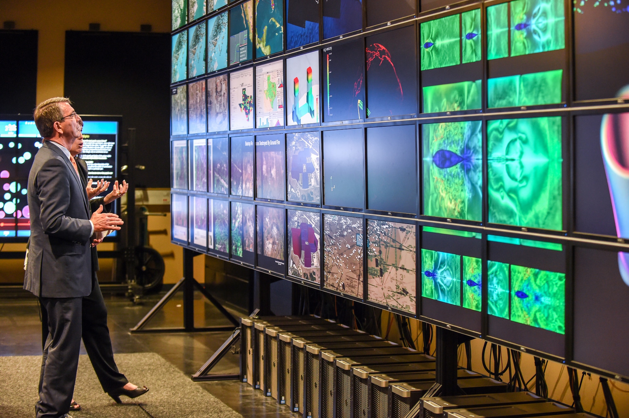Defense Secretary Ash Carter tours Texas Advanced Computing Center and Visualization Lab, March 31, 2016. DoD photo by Army Sgt. 1st Class Clydell Kinchen
