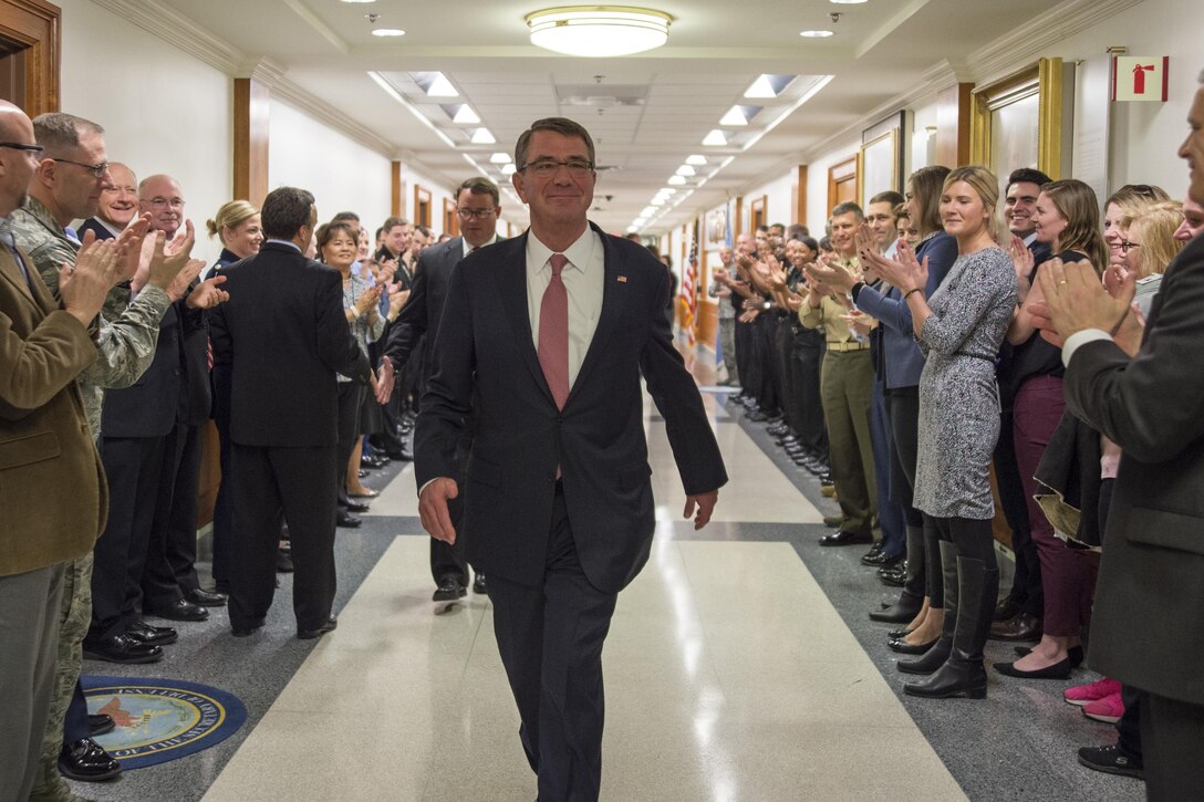 Defense Secretary Ash Carter walks down a hallway as he leaves the Pentagon on his last day in office, Jan. 19, 2017. DOD photo by Air Force Tech. Sgt. Brigitte N. Brantley