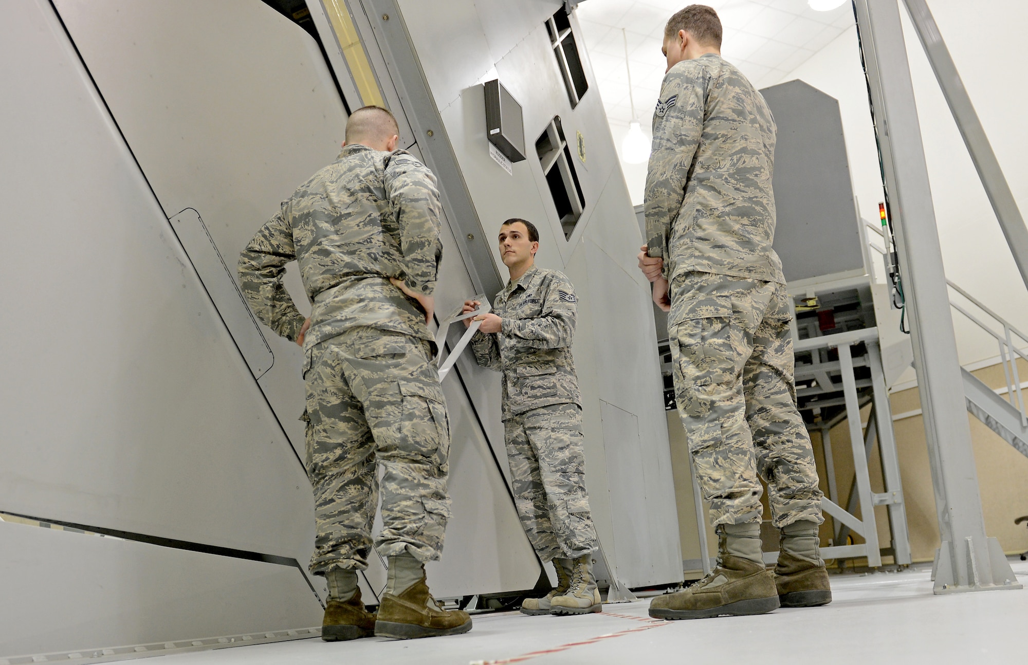 Staff Sgt. Kyle Stringer (middle), 373rd Training Squadron field training detachment instructor, provides advance C-17 Globemaster III training to Senior Airman Shawn Carnline (left), 62nd Aircraft Maintenance crew chief, and SrA Caleb Day (right), 62nd AMXS crew chief, Jan. 19, 2017 at Joint Base Lewis McChord, Wash. The 373rd TRS is part of the Air Education and Training Command that is geographically separated from the 82nd Training Group at Sheppard Air Force Base, Texas that focuses on three different types of aircraft maintenance courses. (U.S. Air Force photo/Senior Airman Divine Cox)