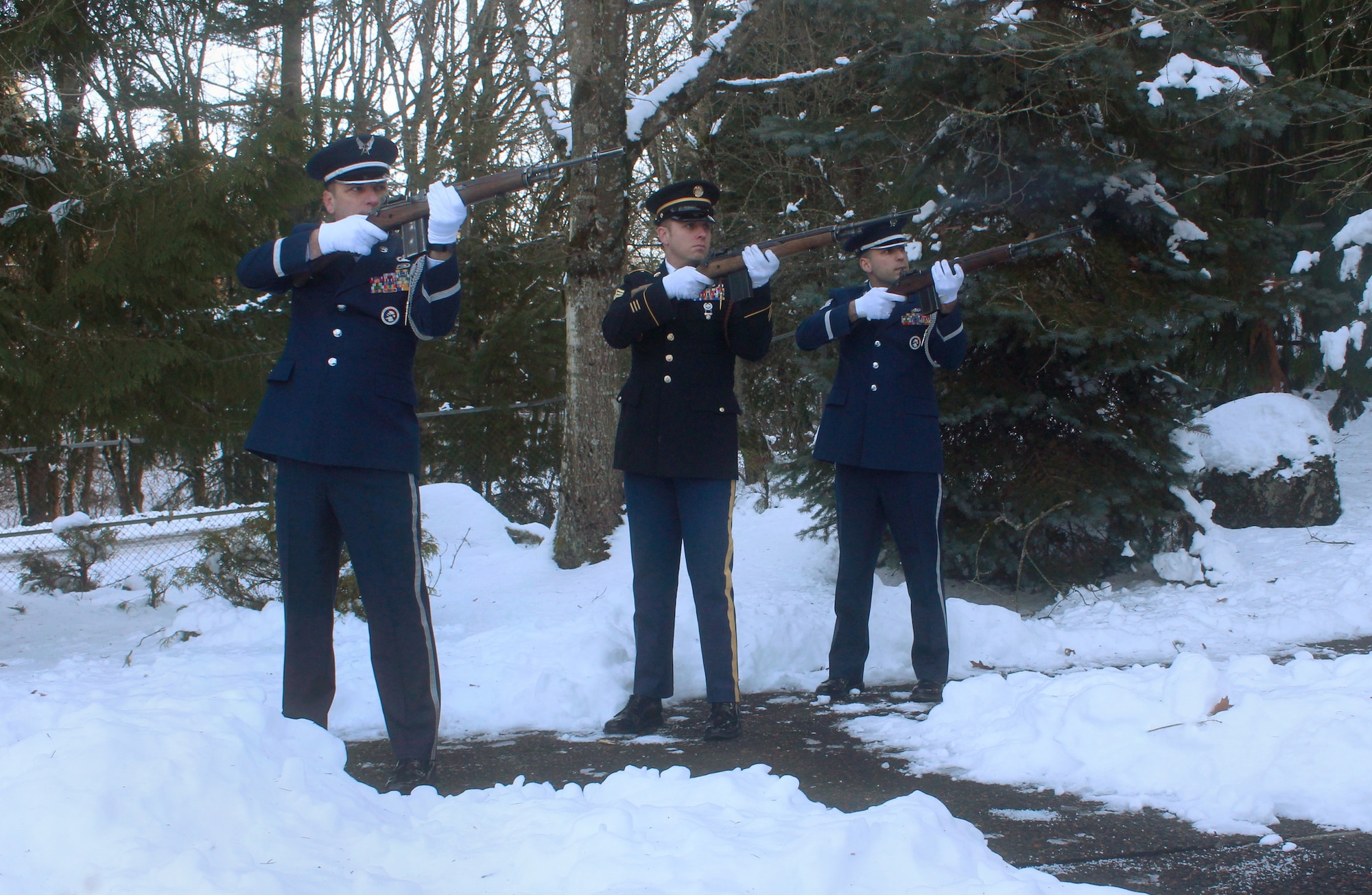 A Firing Party team made up of Oregon Air and Army National Guard members assigned at Willamette National Cemetery, Portland, Ore., performs military funeral honors, Jan. 16, 2017. (Photo courtesy of U.S. Air Force Master Sgt. (ret.) Jonathan Dyer) 