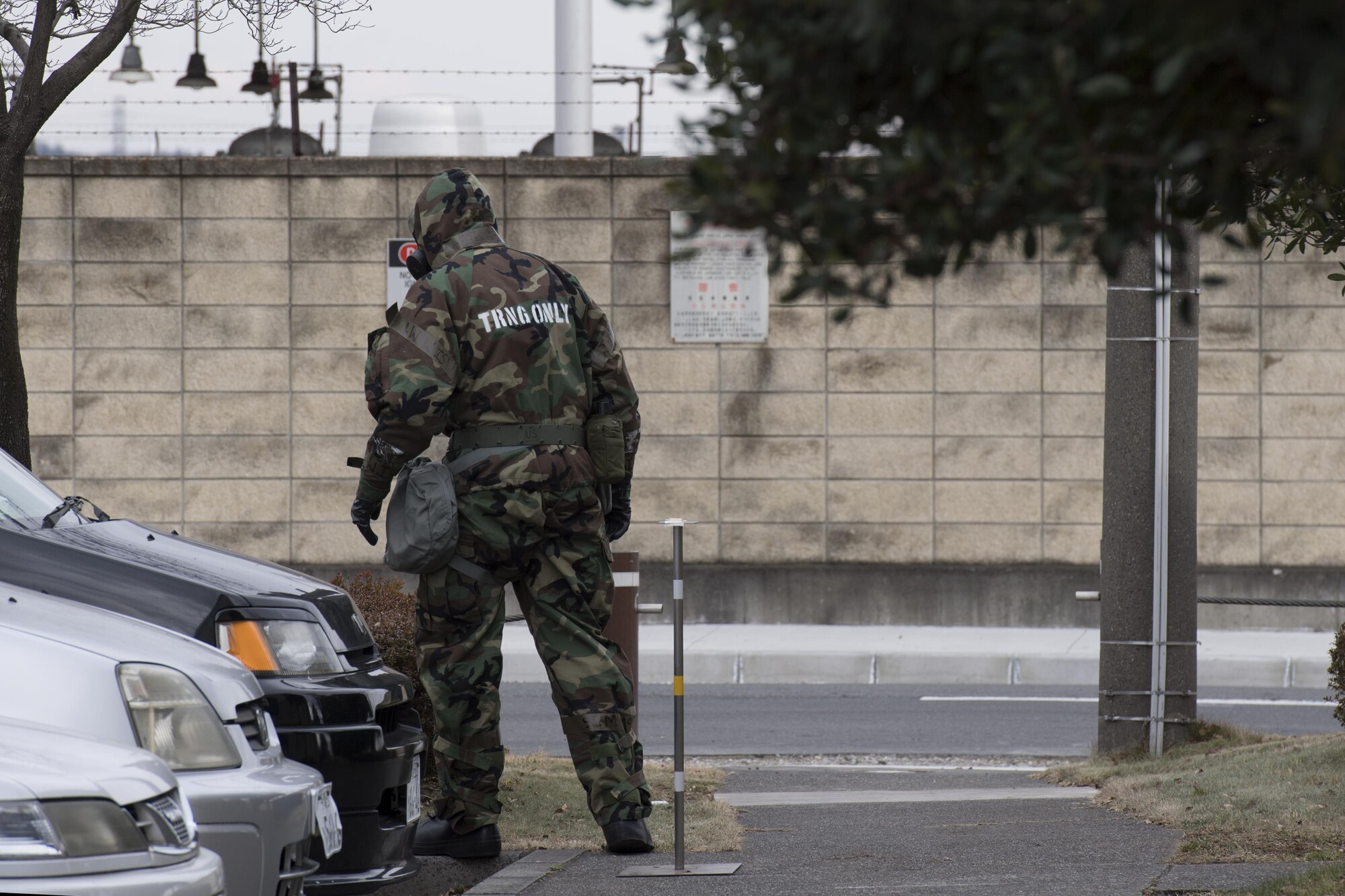 An airman with the 374th Comptroller Squadron performs a Post Attack Reconnaissance sweep during a Samurai Readiness Training Day at Yokota Air Base, Japan, Jan. 23, 2017. The purpose of a PAR sweep is to check around the building and surrounding area for casualties, damage to the building, contaminates or unexploded ordnance. (U.S. Air Force photo by Yasuo Osakabe)