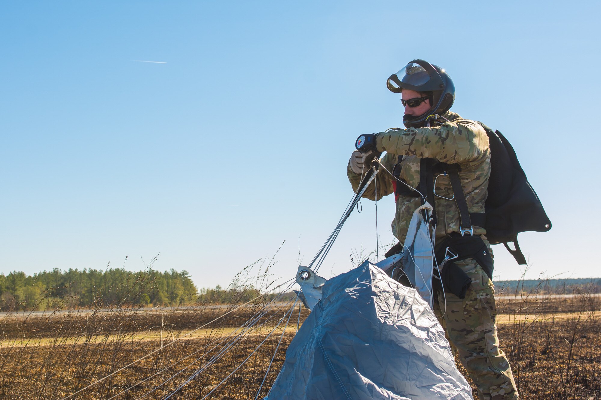 Pararescuemen from the Kentucky Air National Guard’s 123rd Special Tactics Squadron in Louisville, Ky., land at Rigger Dropzone in Sylvania, Ga., on Jan. 9, 2017. The 123rd was working with the Missouri Air National Guard during annual training. (U.S. Air National Guard photo by Senior Airman Sheldon Thompson)