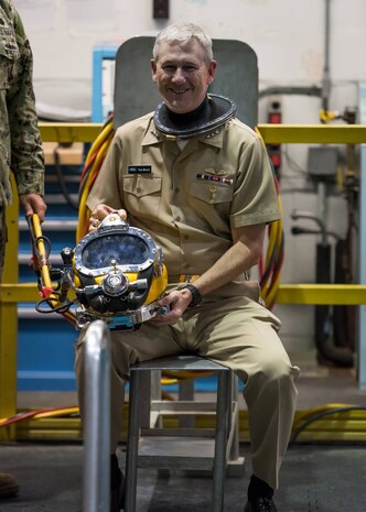 Vice Admiral Moore tests a surface supplied diving system at NEDU during his visit.