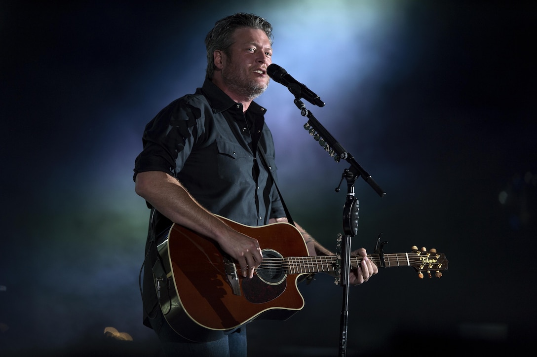 Recording artist Blake Shelton performs during opening ceremonies for the 2017 Department of Defense Warrior Games at Soldier Field in Chicago, July 1, 2017. DoD photo by EJ Hersom