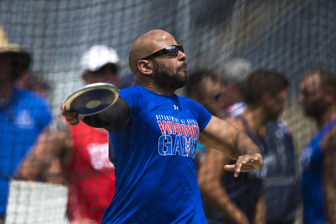 Air Force Master Sgt. Jarod Jones throws a discus in the 2017 Department of Defense Warrior Games in Chicago, July 5, 2017. DoD photo by EJ Hersom