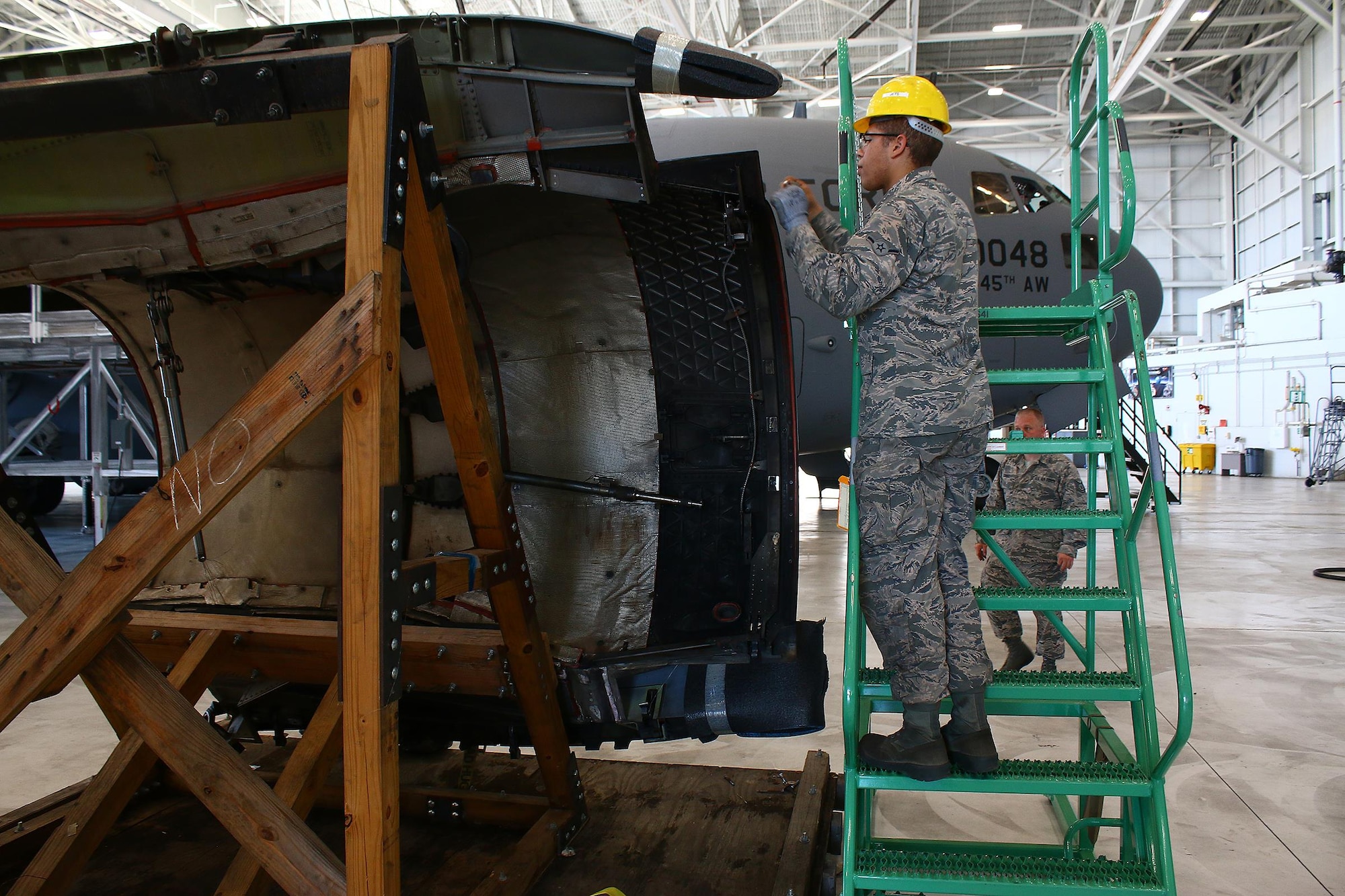 Airman Wilfredo Vargas, 445th Maintenance Squadron, replaces a thrust reverser door on a 445th Airlift Wing C-17 Globemaster III engine here, June 3, 2017.  (U.S. Air Force photo /Tech. Sgt. Patrick O’Reilly)