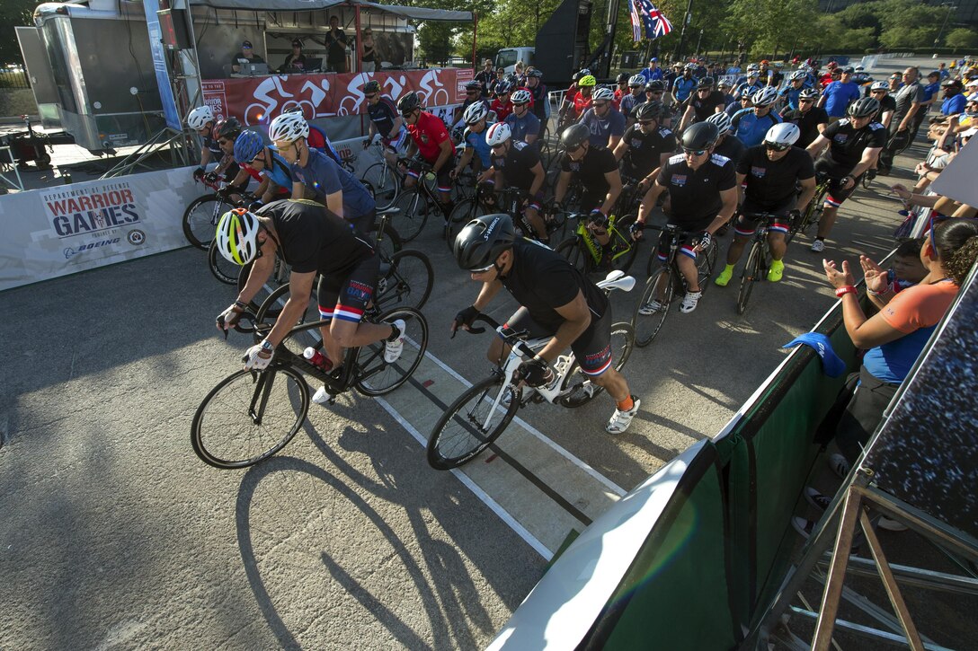 Bicyclists begin the 2017 Department of Defense Warrior Games cycling events in Chicago, July 6, 2017. DoD photo by EJ Hersom