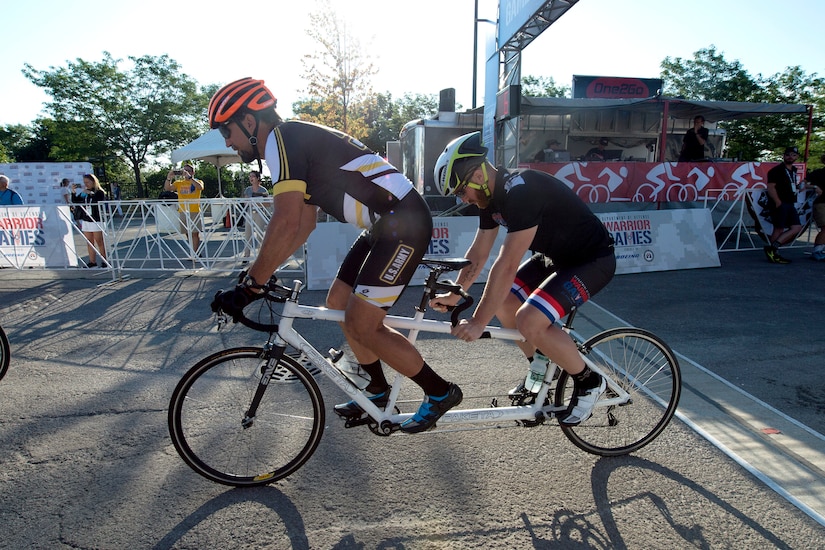 Coach Greg Miller drives for visually impaired rider Army Spc. Michael Stephens during the 2017 Department of Defense Warrior Games in Chicago, July 6, 2017. The annual games allow wounded, ill and injured service members and veterans to compete in paralympic-style sports. DoD photo by EJ Hersom