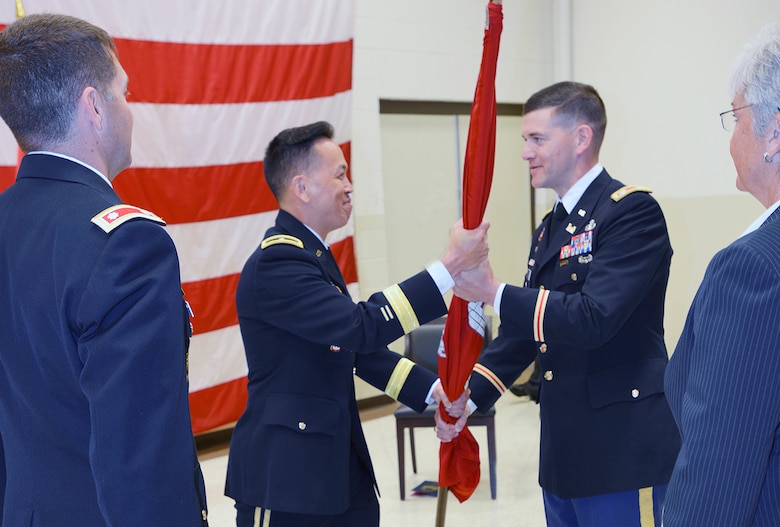 Brig. Gen. Mark Toy, commander of the Great Lakes and Ohio River Division, passes the Nashville District colors to Lt. Col. Cullen A. Jones, incoming commander, during a ceremony July 7, 2017 at the Tennessee National Guard Armory. He becomes the 65th commander in the district’s 127 year history. Looking on is Nashville District Deputy District Engineer for Program Management Patty Coffey (far left), and outgoing commander, Lt. Col. Stephen F. Murphy (Center). 