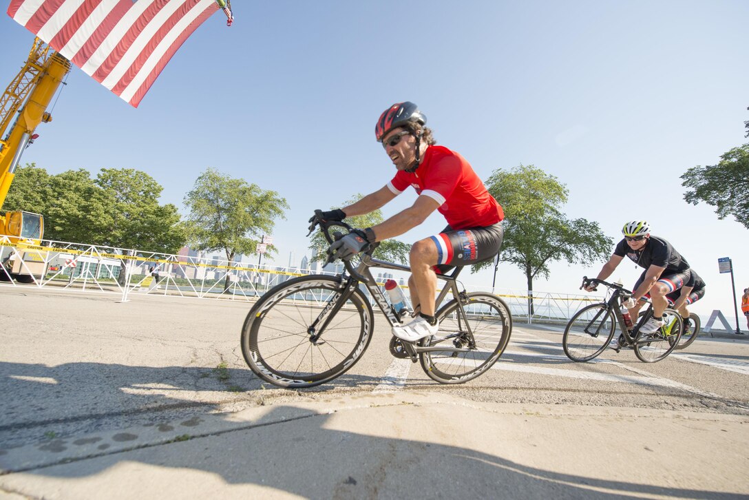 Marine Corps veteran Master Sgt. Mark A. Mann competes with other cyclists during the 2017 Department of Defense Warrior Games in Chicago, July 6, 2017. DoD photo by Roger L. Wollenberg