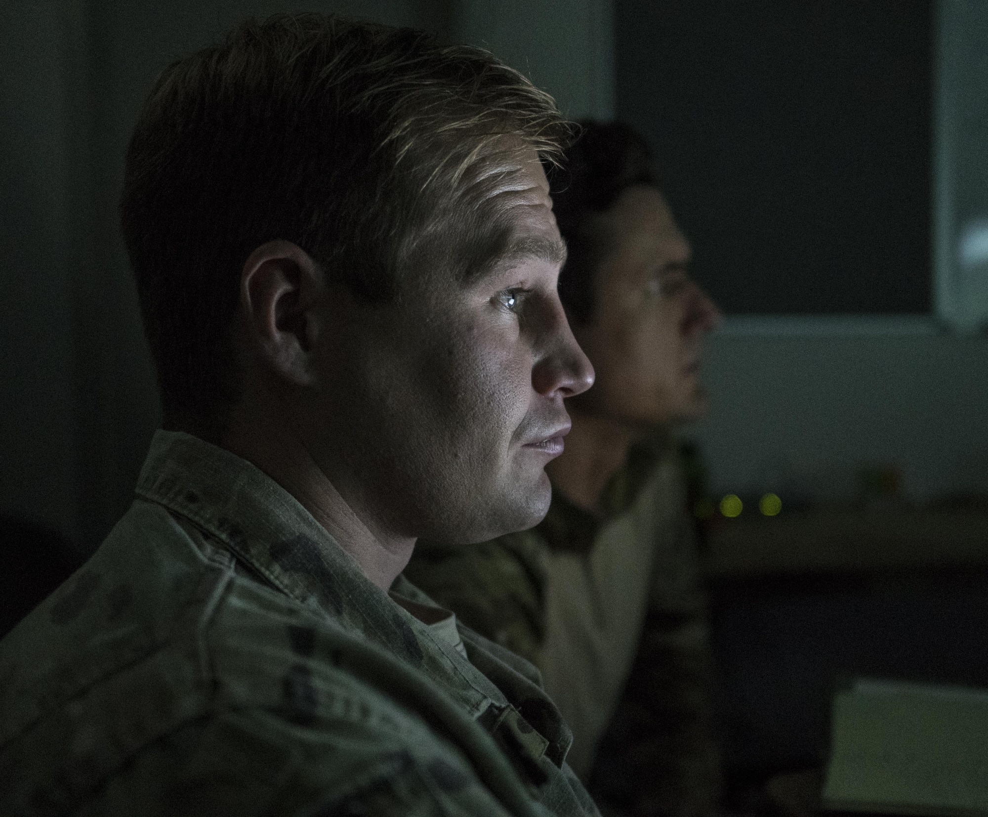 A U.S Air Force 353rd Special Operations Support Squadron survival, evasion, resistance and escape (SERE) instructor listens to the intelligence briefing provided by the 353rd Special Operations Group intelligence team July 9, 2017, at Rockhampton, Australia. With more than 33,000 U.S. and Australian personnel participating in Talisman Saber, there is a significant intelligence presence here than in other international exercises. (U.S. Air Force photo by Capt. Jessica Tait)