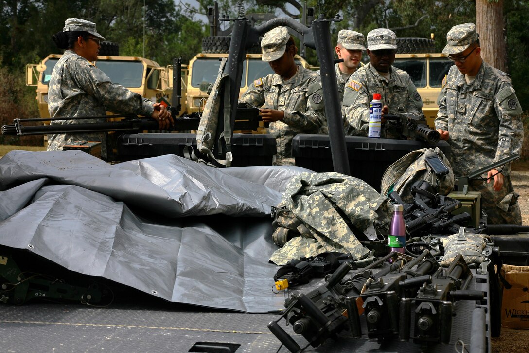 Soldiers assemble two M2 .50-caliber machine guns while preparing for exercise Talisman Saber at the Shoalwater Bay training area in Queensland, Australia, July 10, 2017. The soldiers are assigned to the New York Army National Guard’s Company F, 427th Brigade Support Battalion, 27th Infantry Brigade Combat Team. Army National Guard photo by Sgt. Alexander Rector